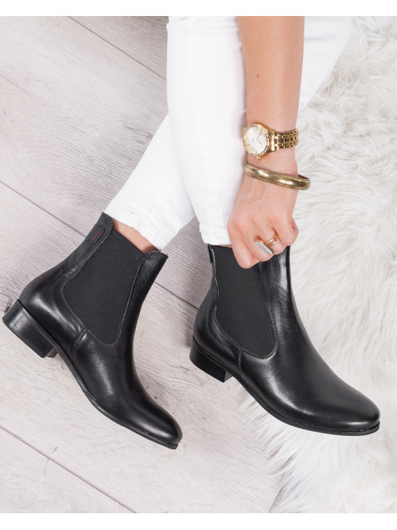 Czarnse sztyblety damskie skórzane