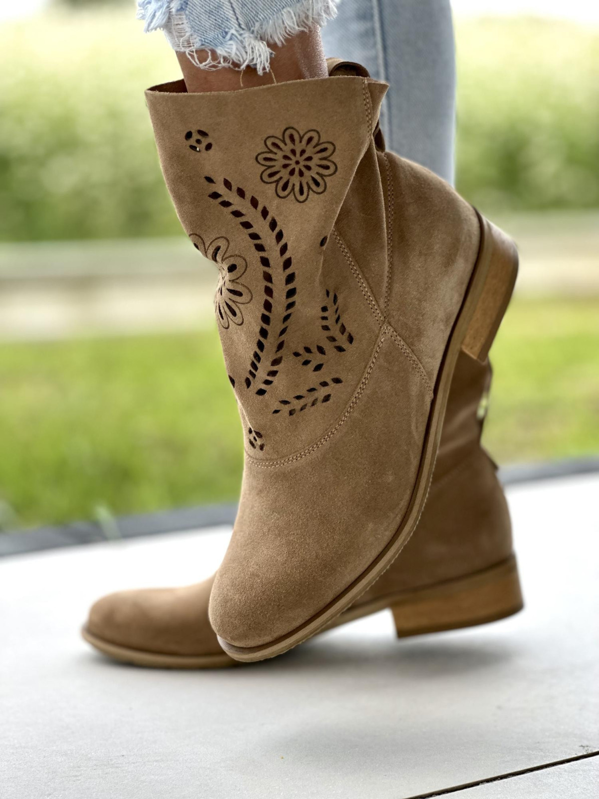 Beżowe botki damskie skórzane