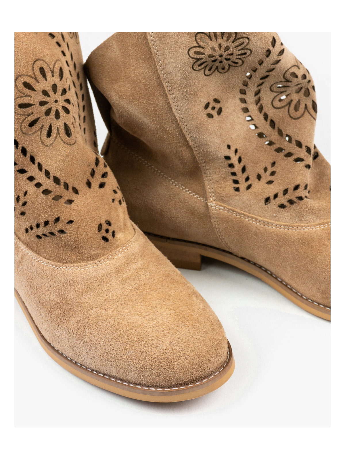 Beżowe botki damskie skórzane